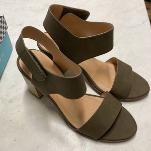 SODA block heel pump in size 7